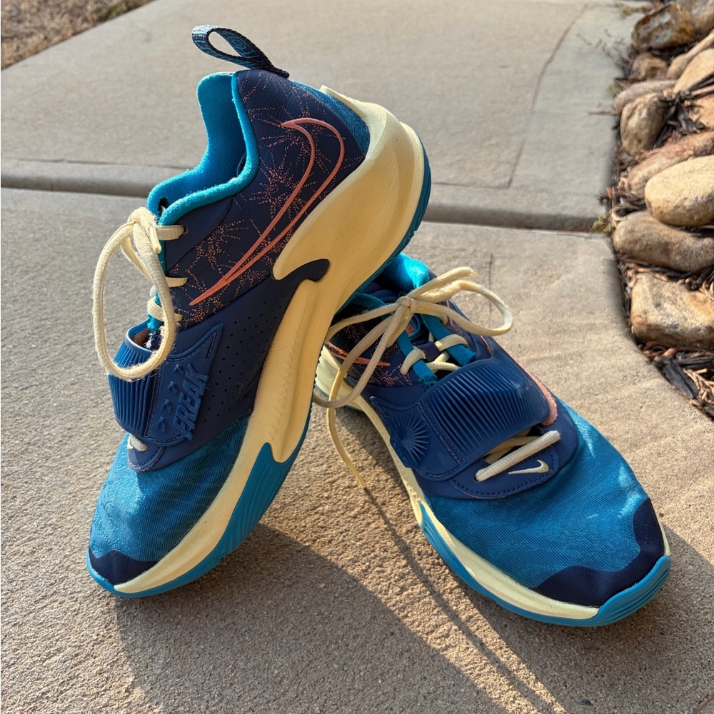 Nike Sneakers EUC Size Unisex 8.5